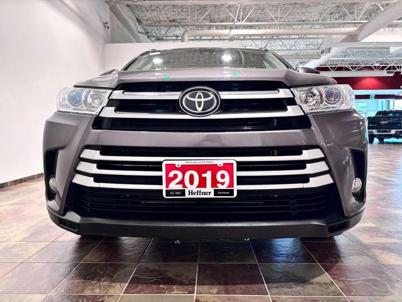 2019 Toyota Highlander AWD XLE Photo3