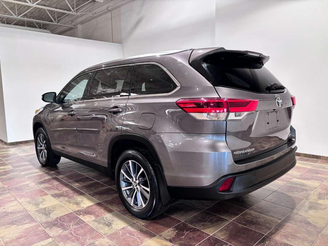 2019 Toyota Highlander AWD XLE Photo2