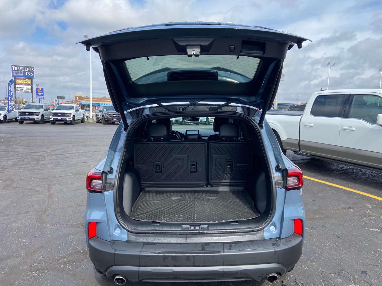 2026 Ford Escape ST LINE AWD 1.5L 2000K LANE KEEP HTD SEATS AND WHL Photo