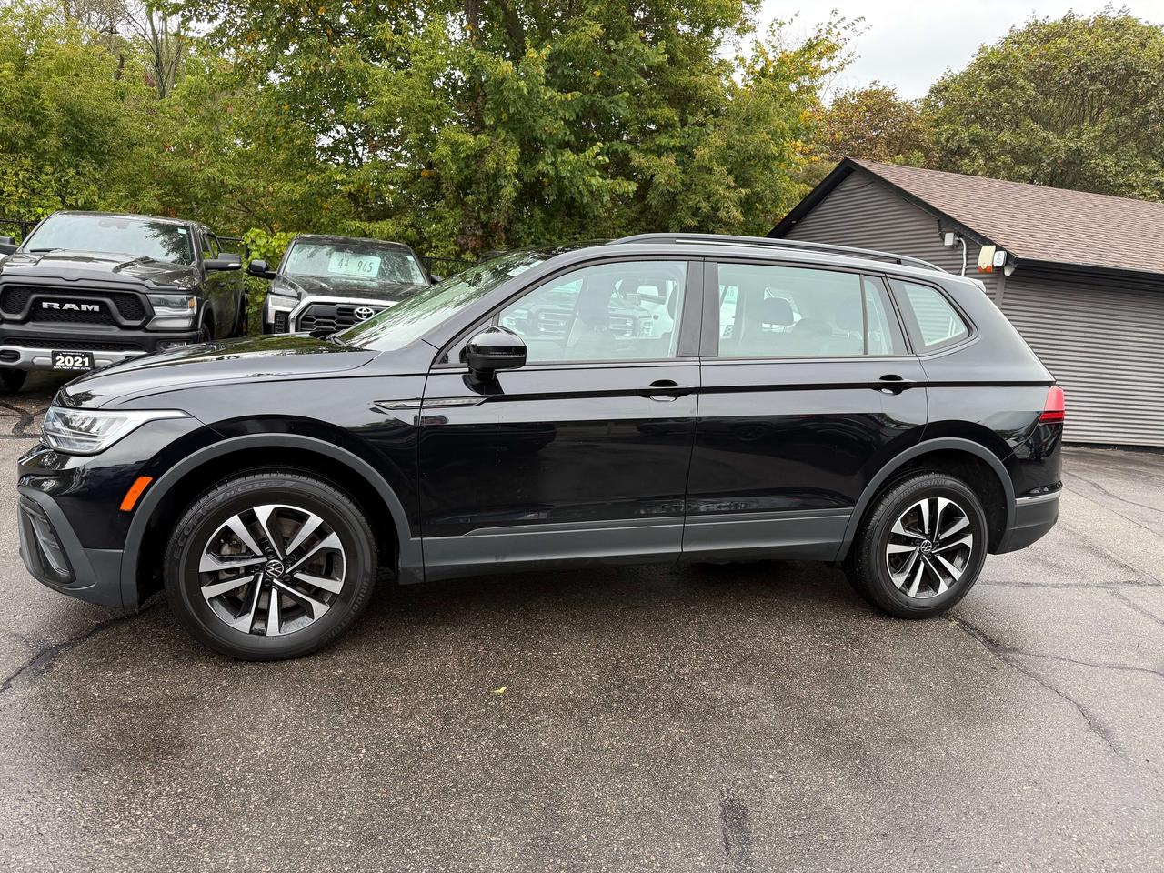 2022 Volkswagen Tiguan Trendline AWD 4MOTION Clean CARFAX Heated Seats He Photo
