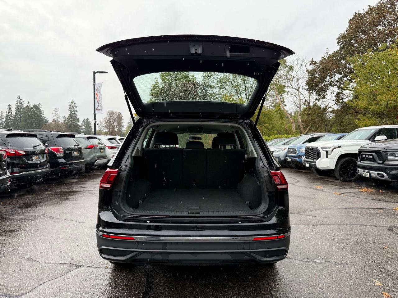 2022 Volkswagen Tiguan Trendline AWD 4MOTION Clean CARFAX Heated Seats He Photo