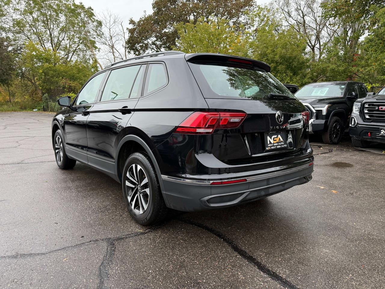 2022 Volkswagen Tiguan Trendline AWD 4MOTION Clean CARFAX Heated Seats He Photo