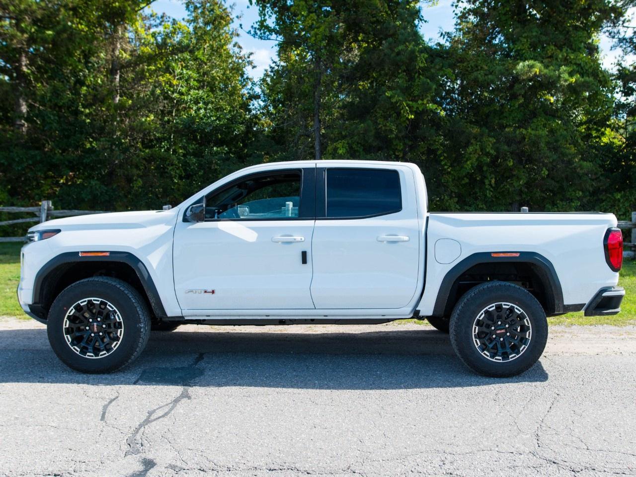 2026 GMC Canyon Crew Cab Short Box 4-Wheel Drive AT4 Photo5
