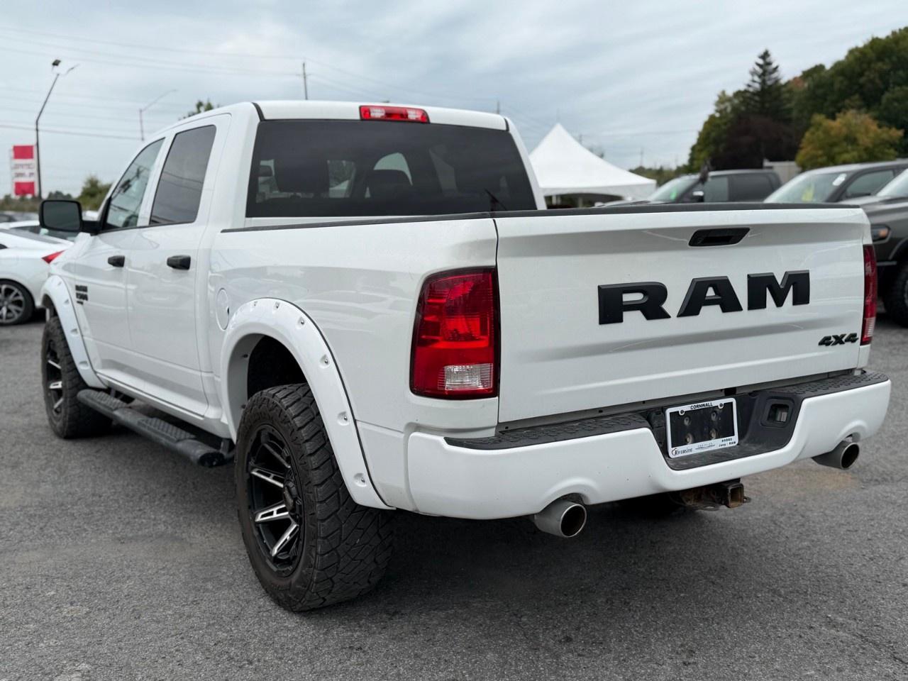 2021 RAM 1500 Classic EXPRESS 4X4 CREW CAB 5'7" BOX Photo2