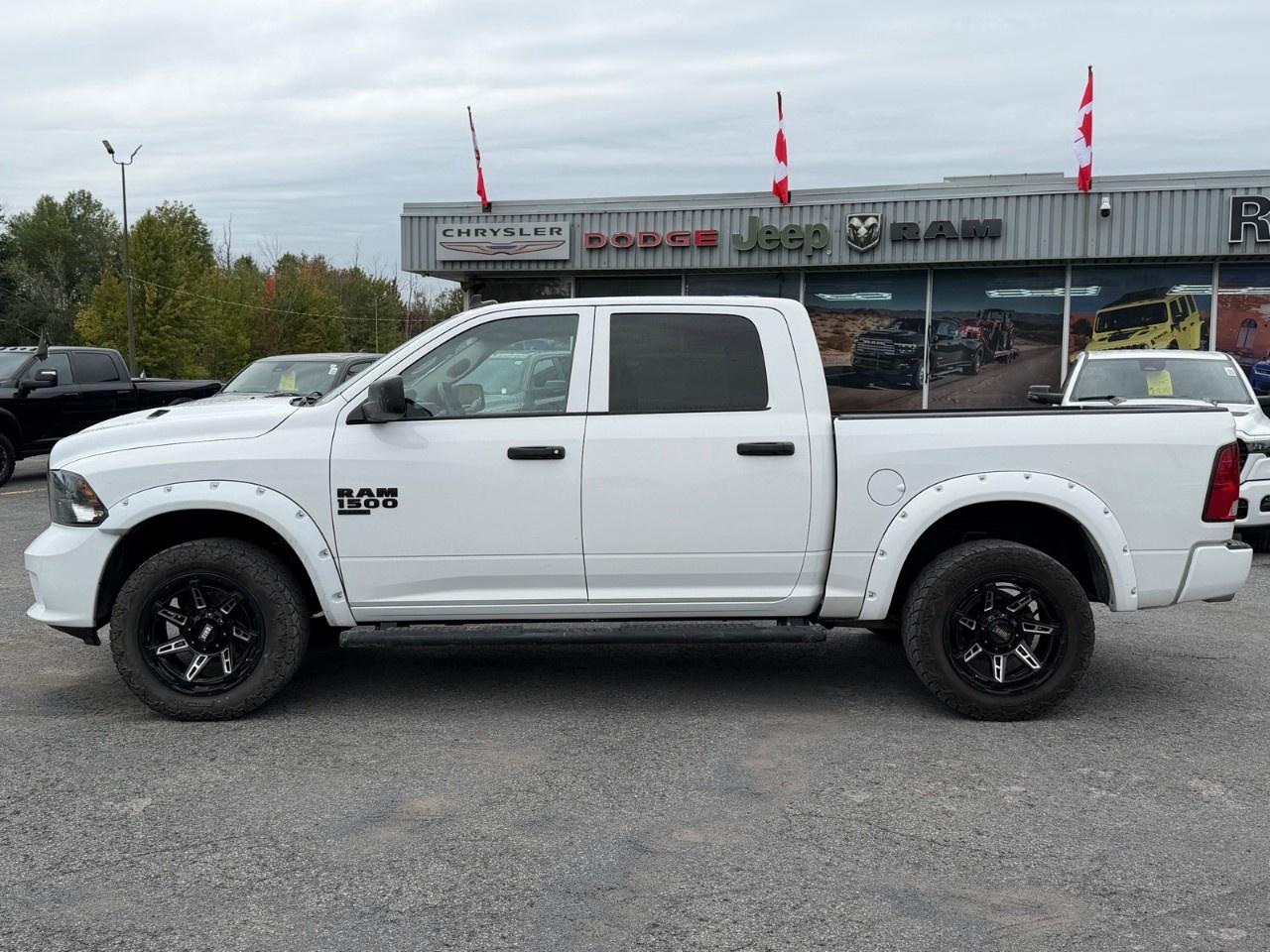 2021 RAM 1500 Classic EXPRESS 4X4 CREW CAB 5'7" BOX Photo5
