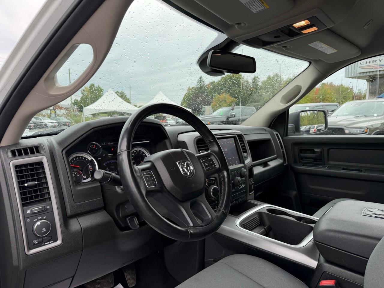 2021 RAM 1500 Classic EXPRESS 4X4 CREW CAB 5'7" BOX Photo