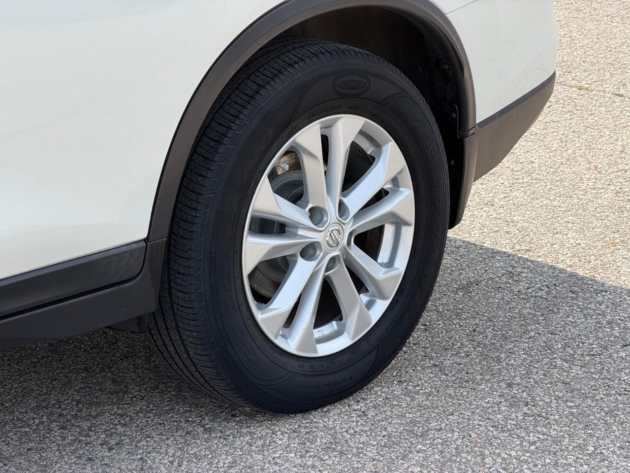 2016 Nissan Rogue SV (CVT) 4dr Front-Wheel Drive Photo