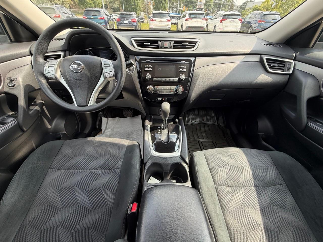 2016 Nissan Rogue SV (CVT) 4dr Front-Wheel Drive Photo