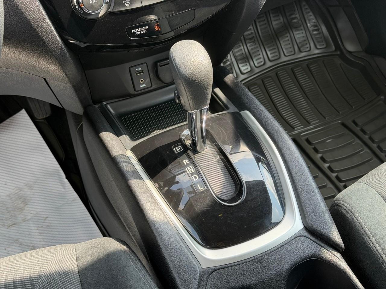 2016 Nissan Rogue SV (CVT) 4dr Front-Wheel Drive Photo
