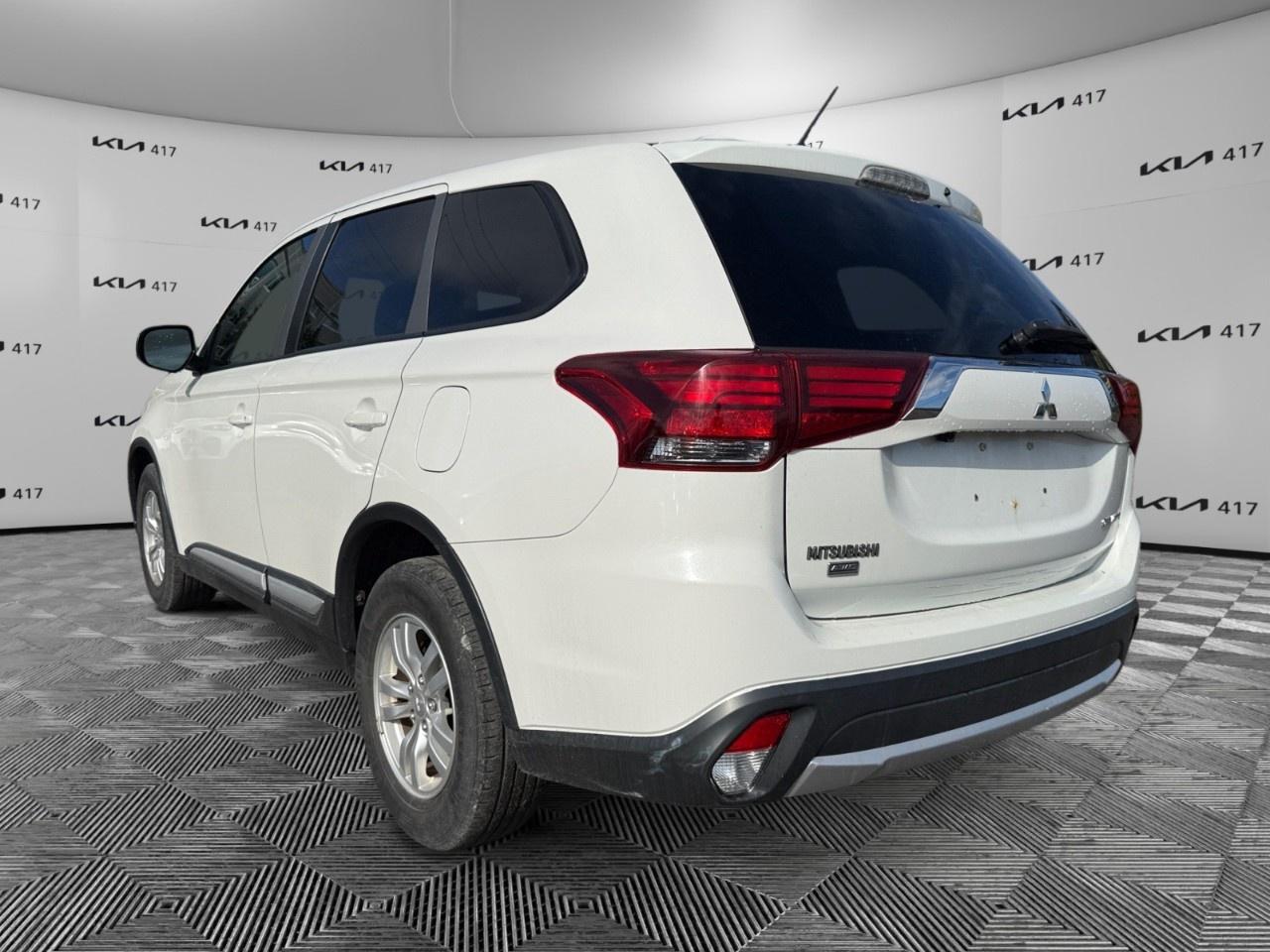2016 Mitsubishi Outlander AWC 4dr ES Photo