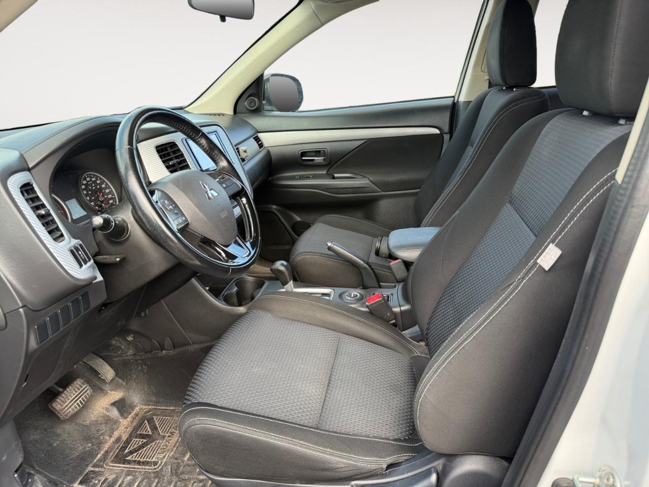 2016 Mitsubishi Outlander AWC 4dr ES Photo