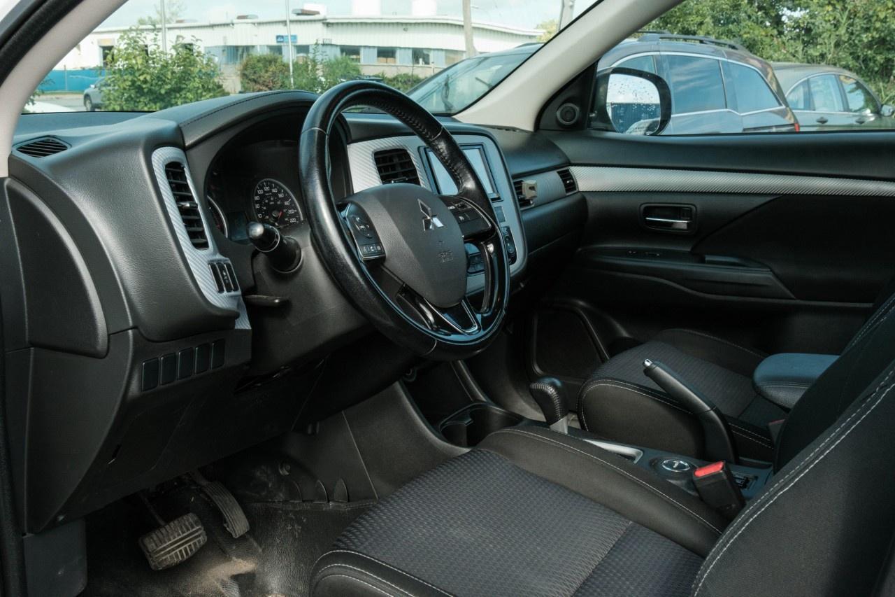 2016 Mitsubishi Outlander AWC 4dr ES Photo