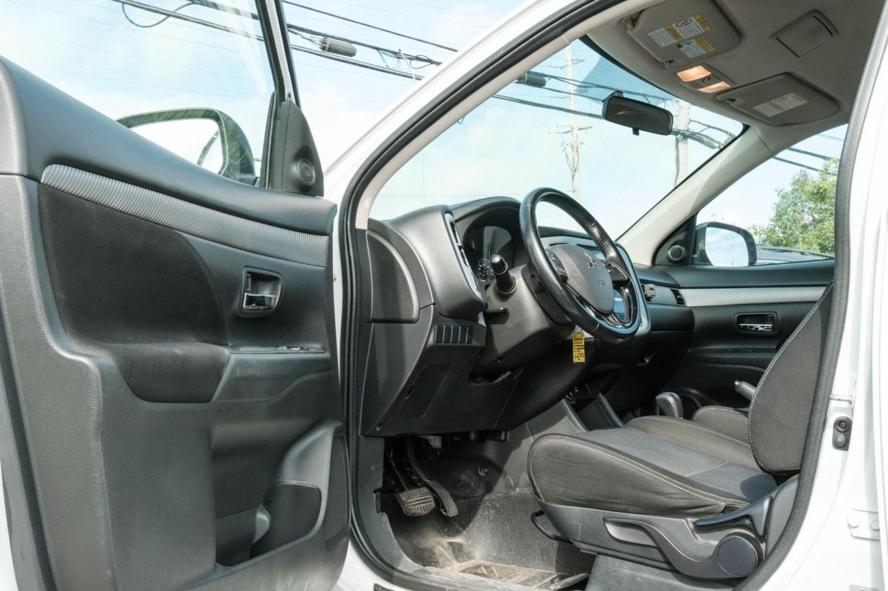 2016 Mitsubishi Outlander AWC 4dr ES Photo