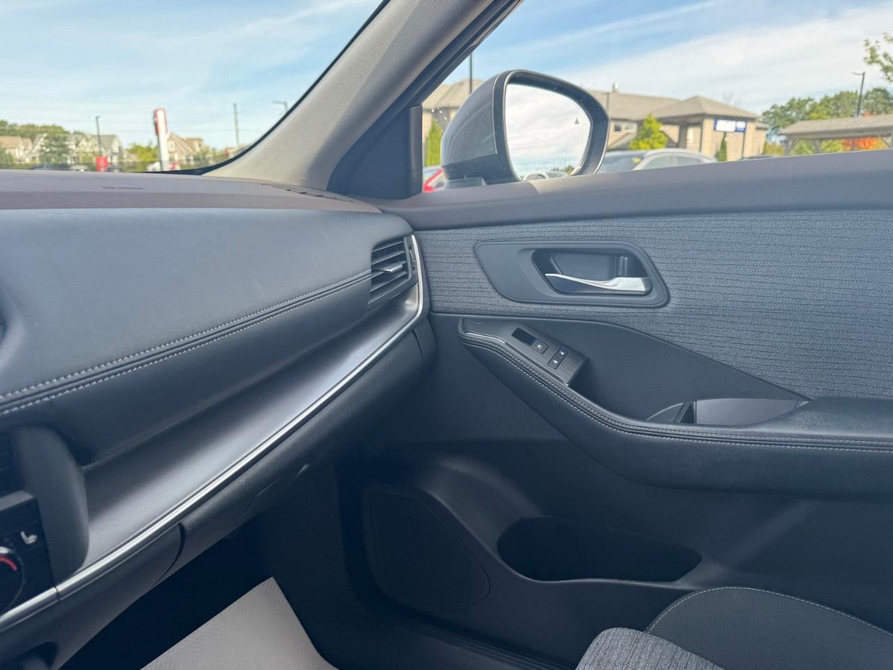 2023 Nissan Rogue AWD SV Photo