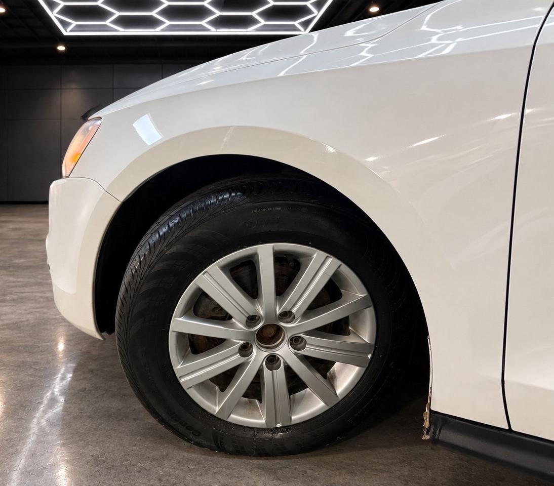 2013 Volkswagen Jetta 4dr 2.5L SEL Photo