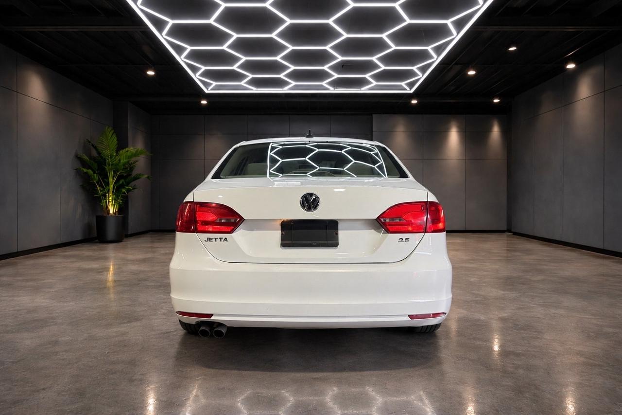 2013 Volkswagen Jetta 4dr 2.5L SEL Photo