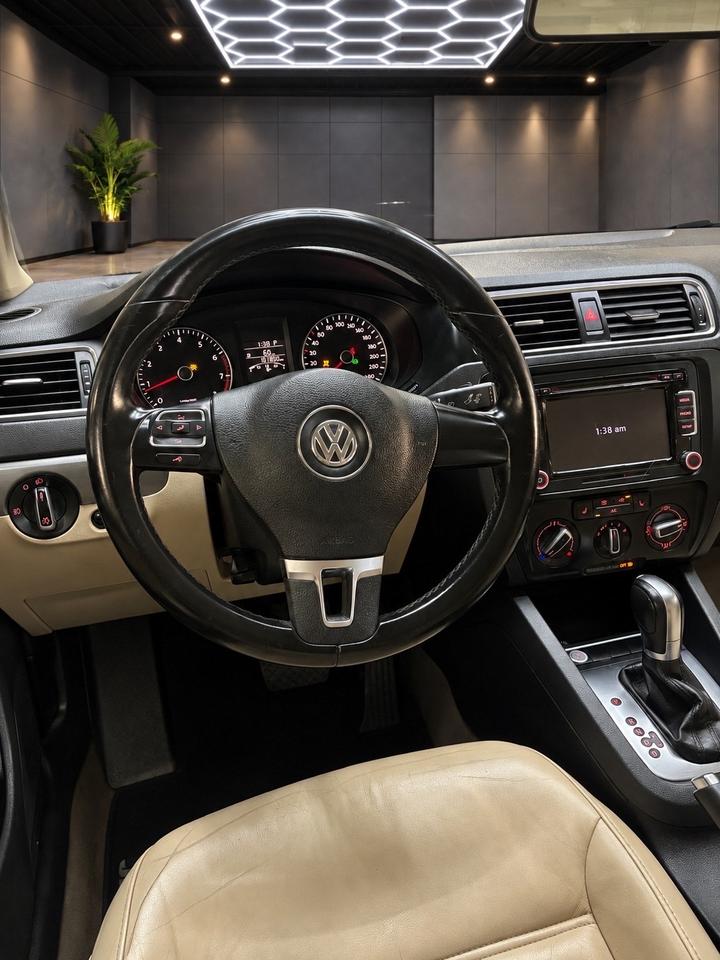 2013 Volkswagen Jetta 4dr 2.5L SEL Photo