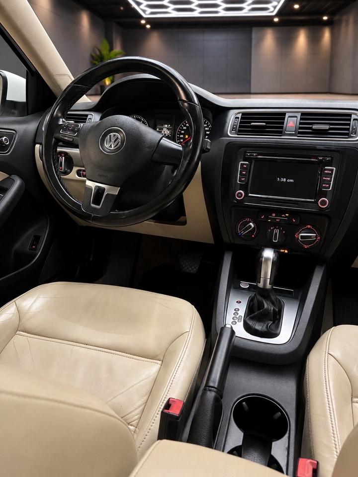2013 Volkswagen Jetta 4dr 2.5L SEL Photo