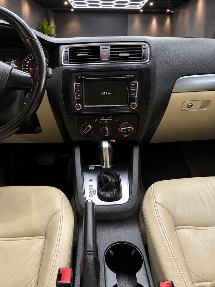 2013 Volkswagen Jetta 4dr 2.5L SEL Photo