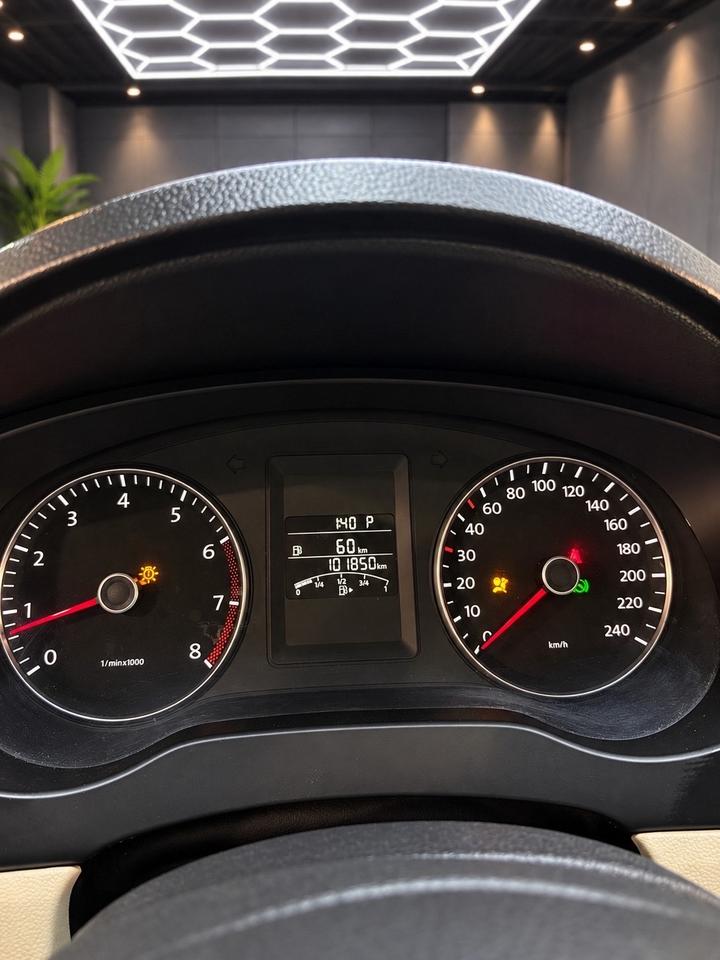 2013 Volkswagen Jetta 4dr 2.5L SEL Photo