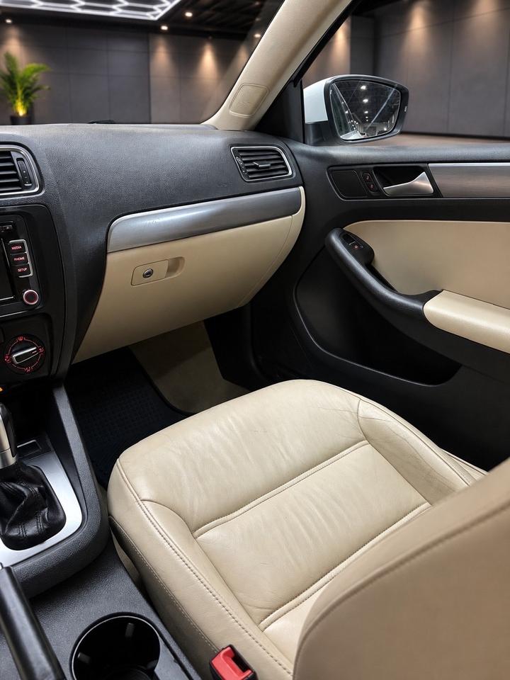 2013 Volkswagen Jetta 4dr 2.5L SEL Photo