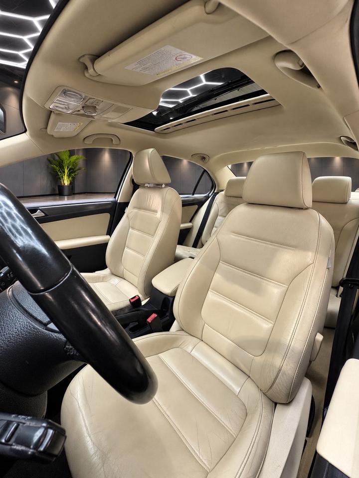 2013 Volkswagen Jetta 4dr 2.5L SEL Photo