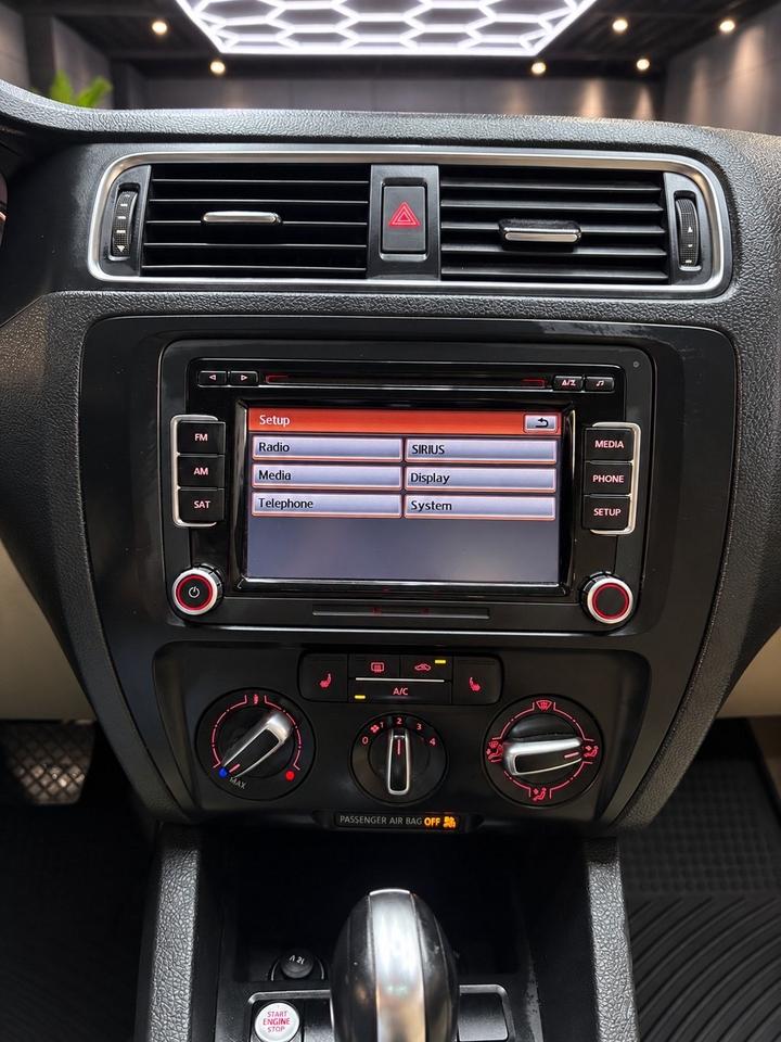 2013 Volkswagen Jetta 4dr 2.5L SEL Photo