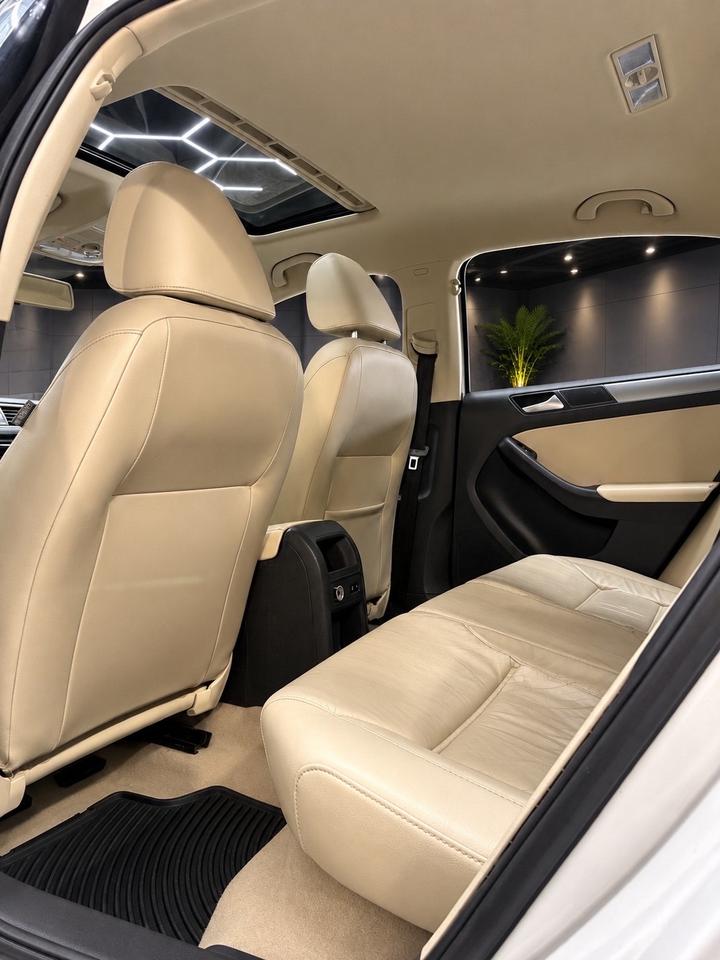 2013 Volkswagen Jetta 4dr 2.5L SEL Photo