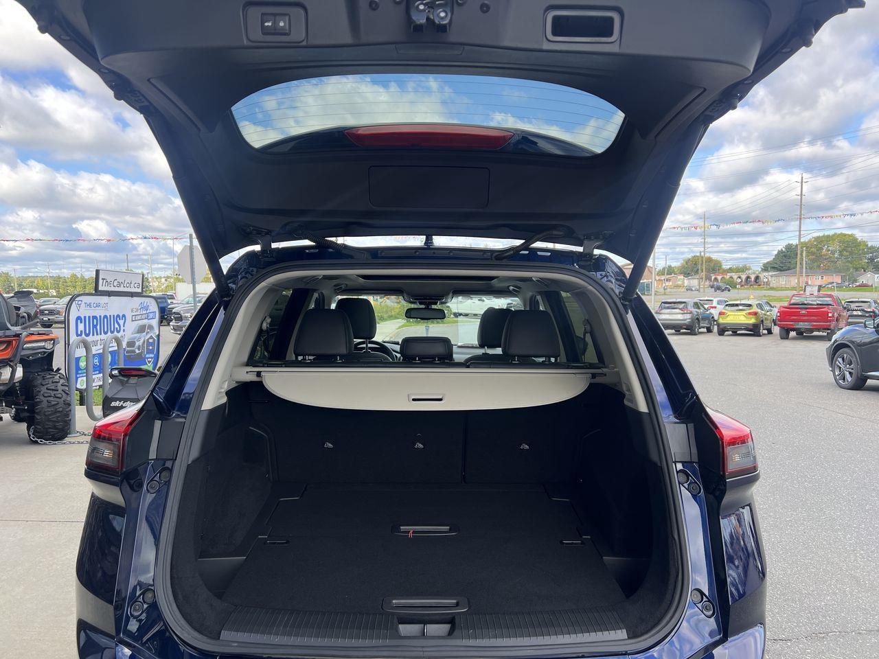 2024 Nissan Rogue SL AWD, MOONROOF, HEATED LEATHER SEATS, REMOTE START, NAV, POWER LIFTGATE, BLIND SPOT SENSOR!! Photo