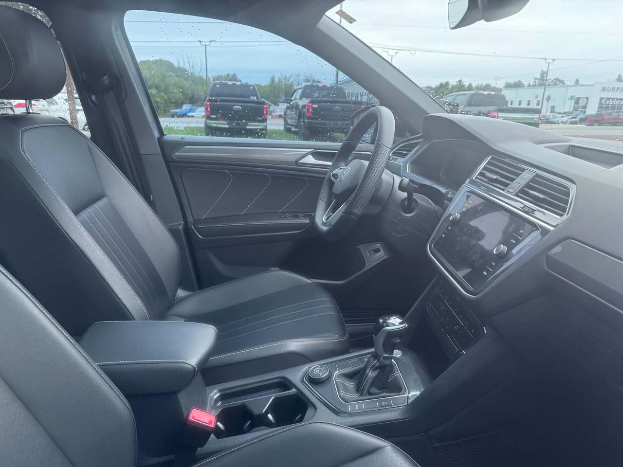 2022 Volkswagen Tiguan Comfortline R-Line Black Edition Photo5