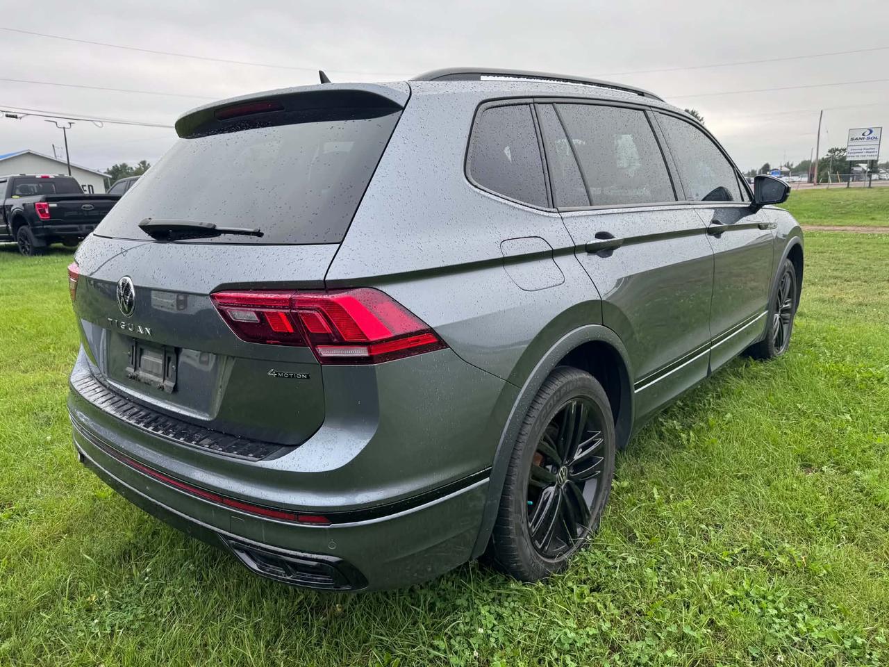 2022 Volkswagen Tiguan Comfortline R-Line Black Edition Photo