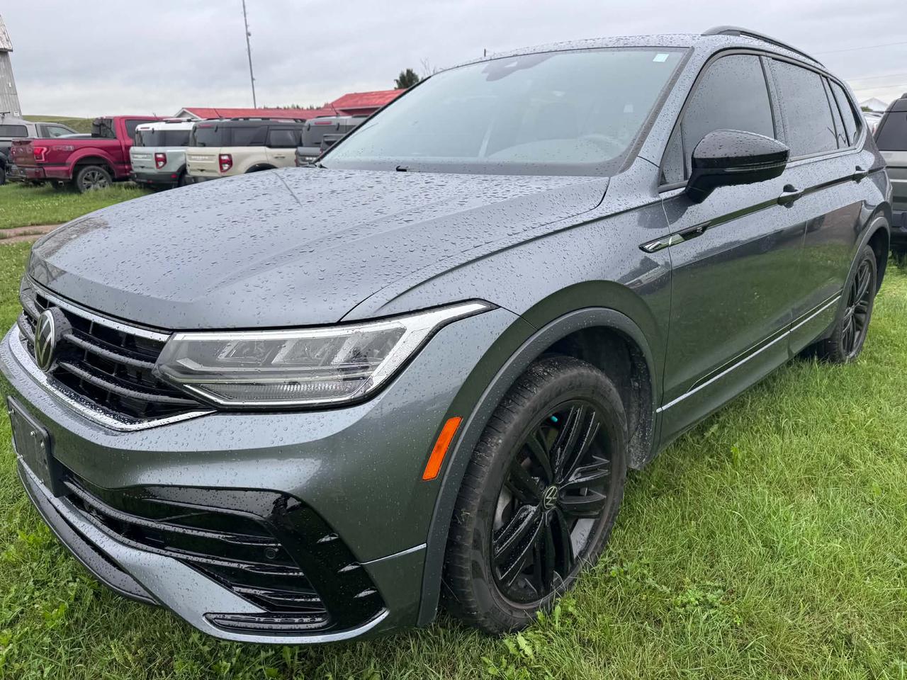 2022 Volkswagen Tiguan Comfortline R-Line Black Edition Photo5