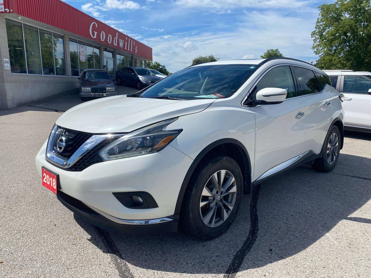 2018 Nissan Murano SV, CLEAN CARFAX, REMOTE START, SUNROOF, NAV! Photo