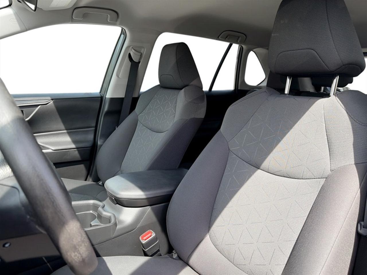 2021 Toyota RAV4 LE  **CLEAN CARFAX** Photo