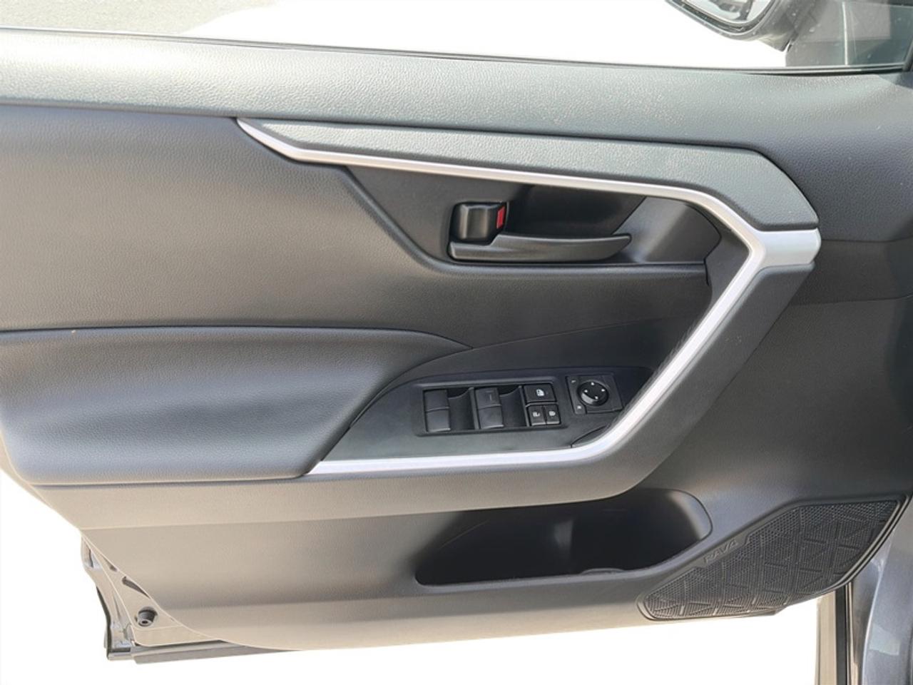 2021 Toyota RAV4 LE  **CLEAN CARFAX** Photo