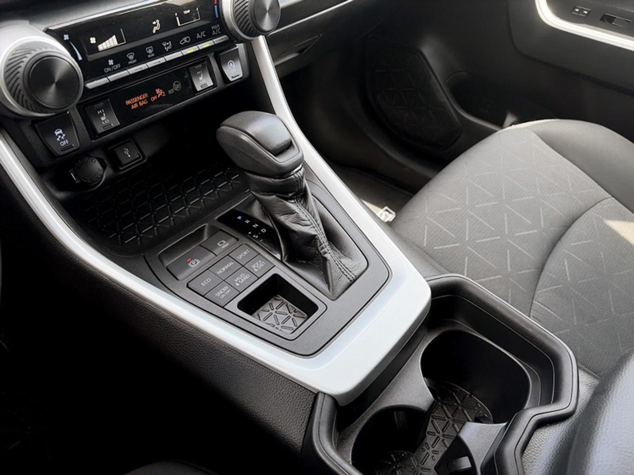 2021 Toyota RAV4 LE  **CLEAN CARFAX** Photo