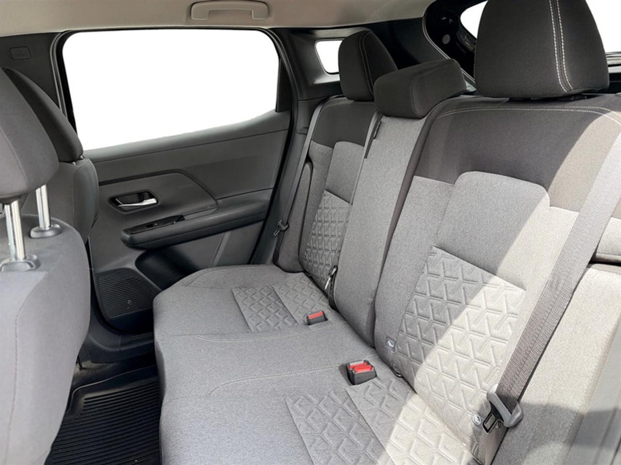 2025 Nissan Kicks SV  **CLEAN CARFAX - LOW MILEAGE** Photo
