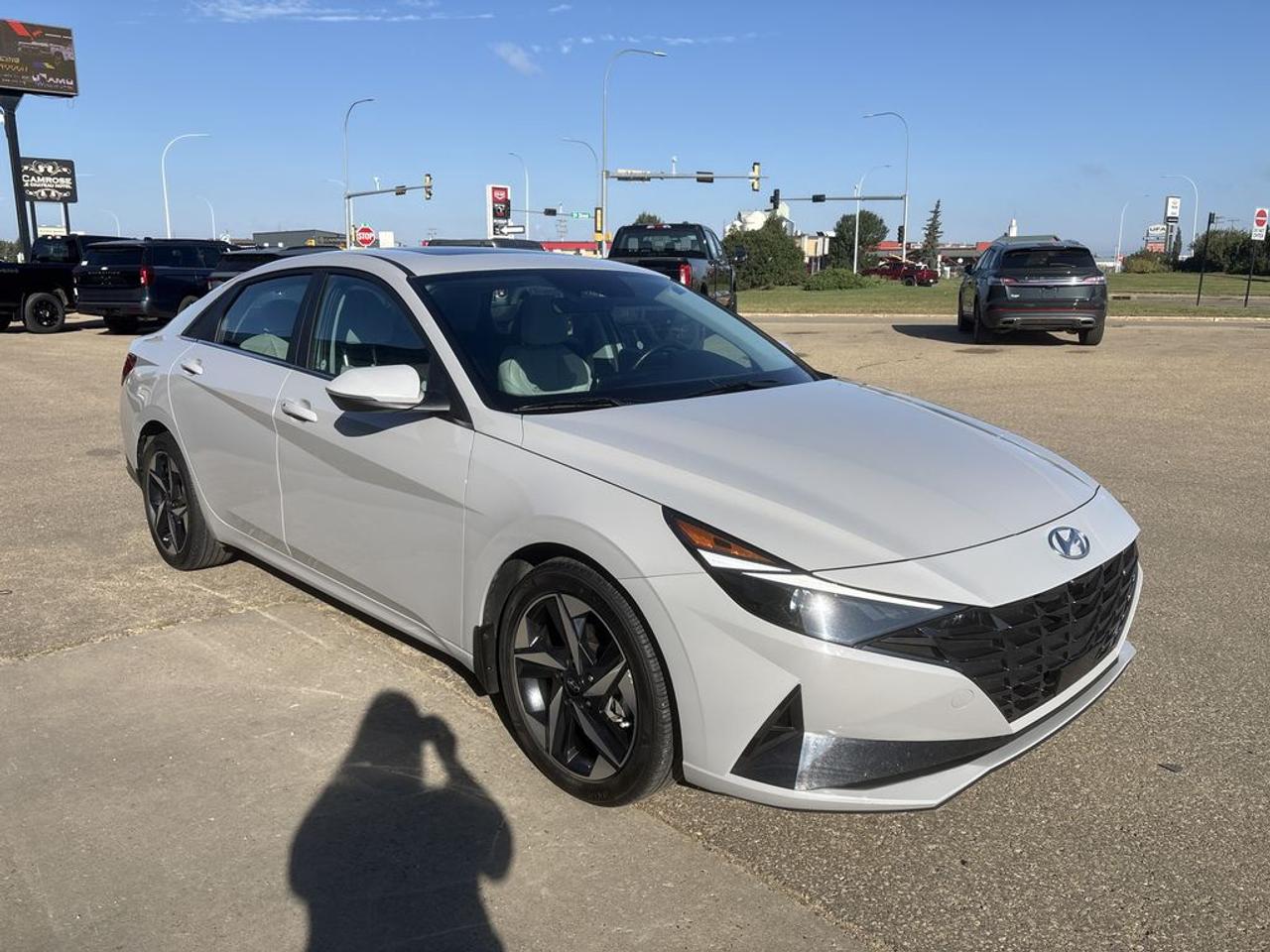 2023 Hyundai Elantra Luxury Photo0