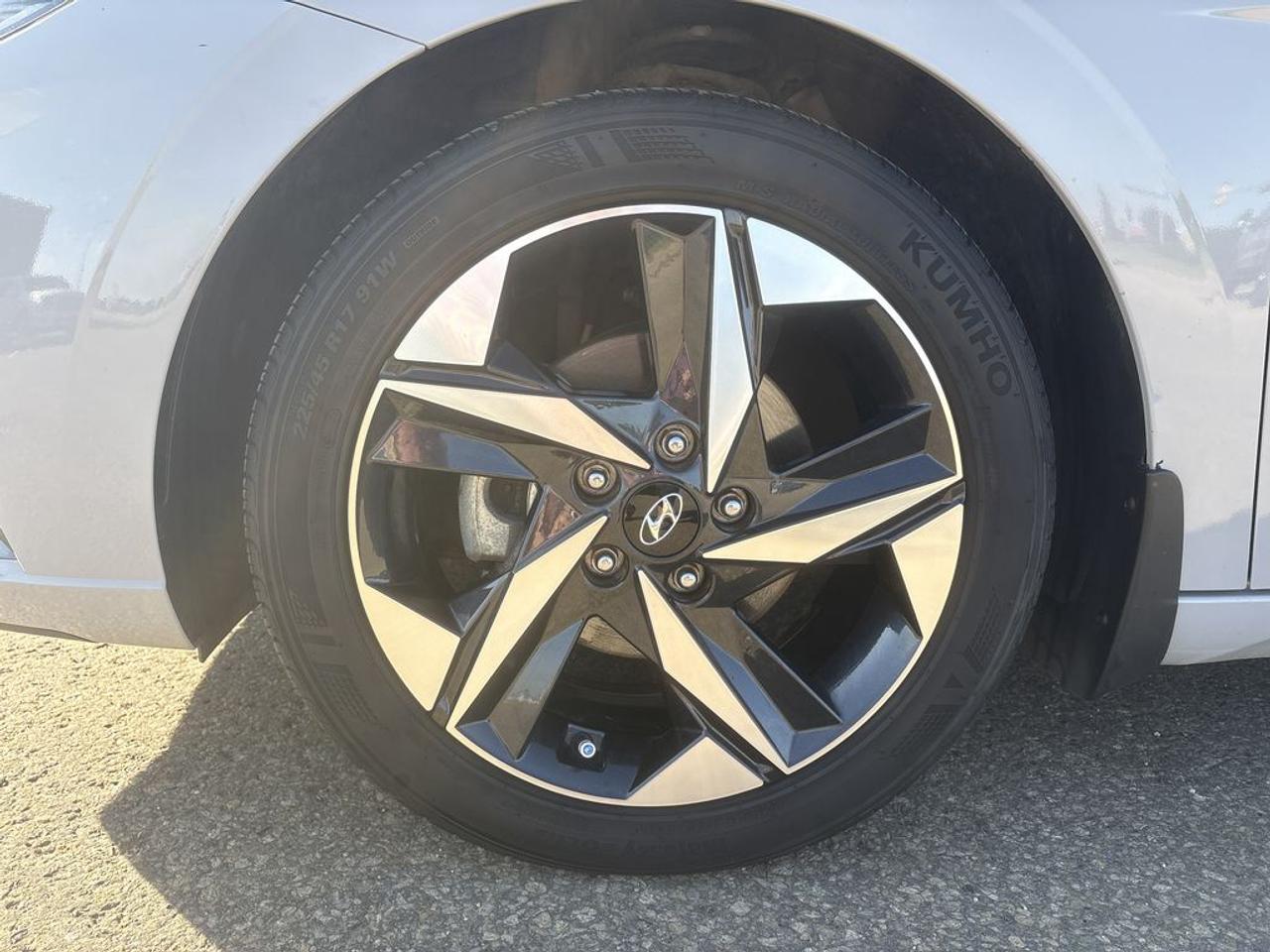 2023 Hyundai Elantra Luxury Photo2