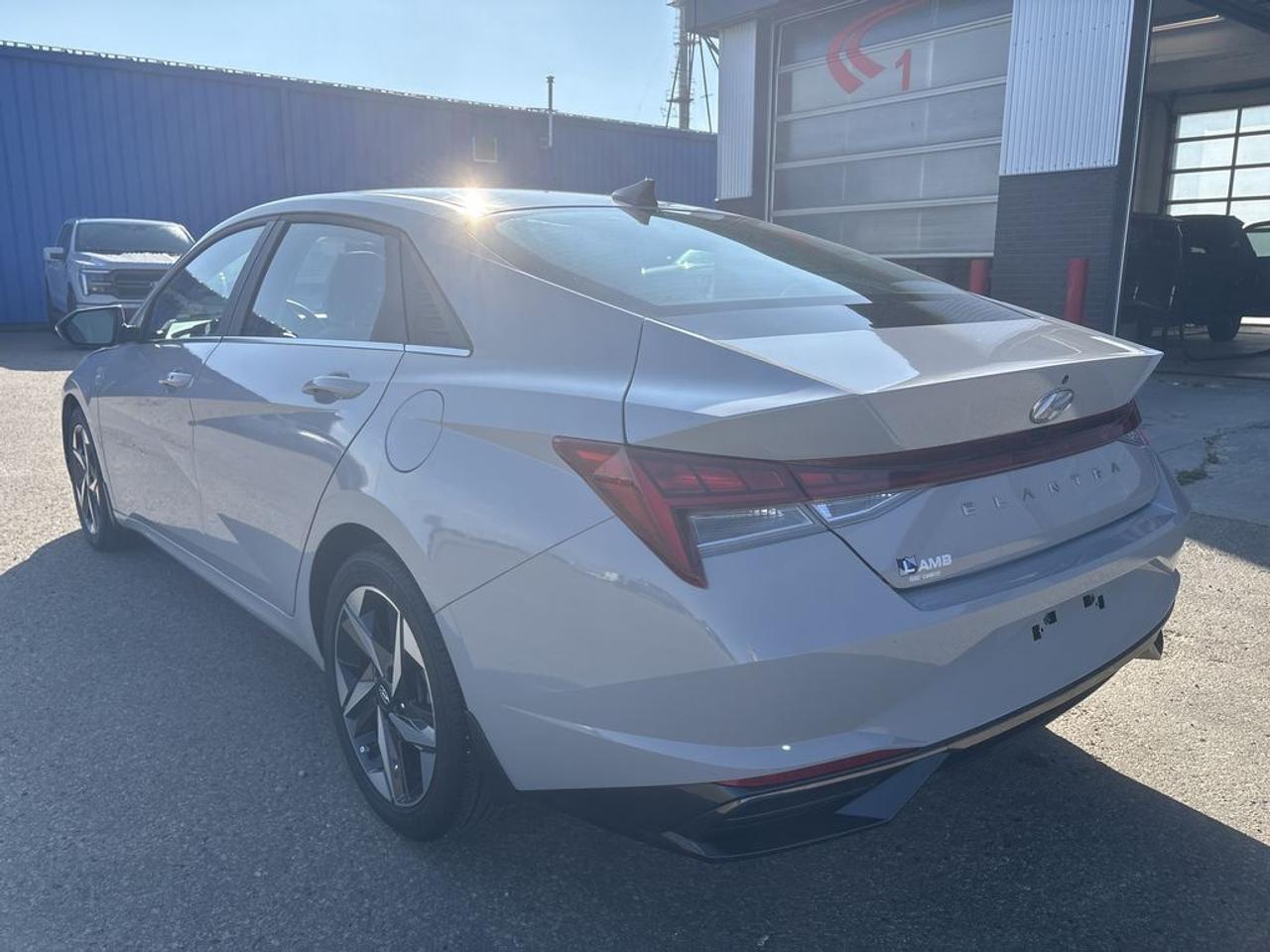 2023 Hyundai Elantra Luxury Photo4