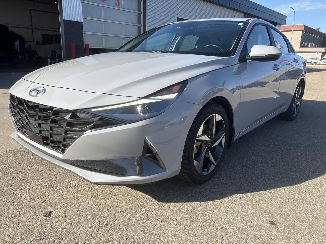 2023 Hyundai Elantra Luxury Photo1