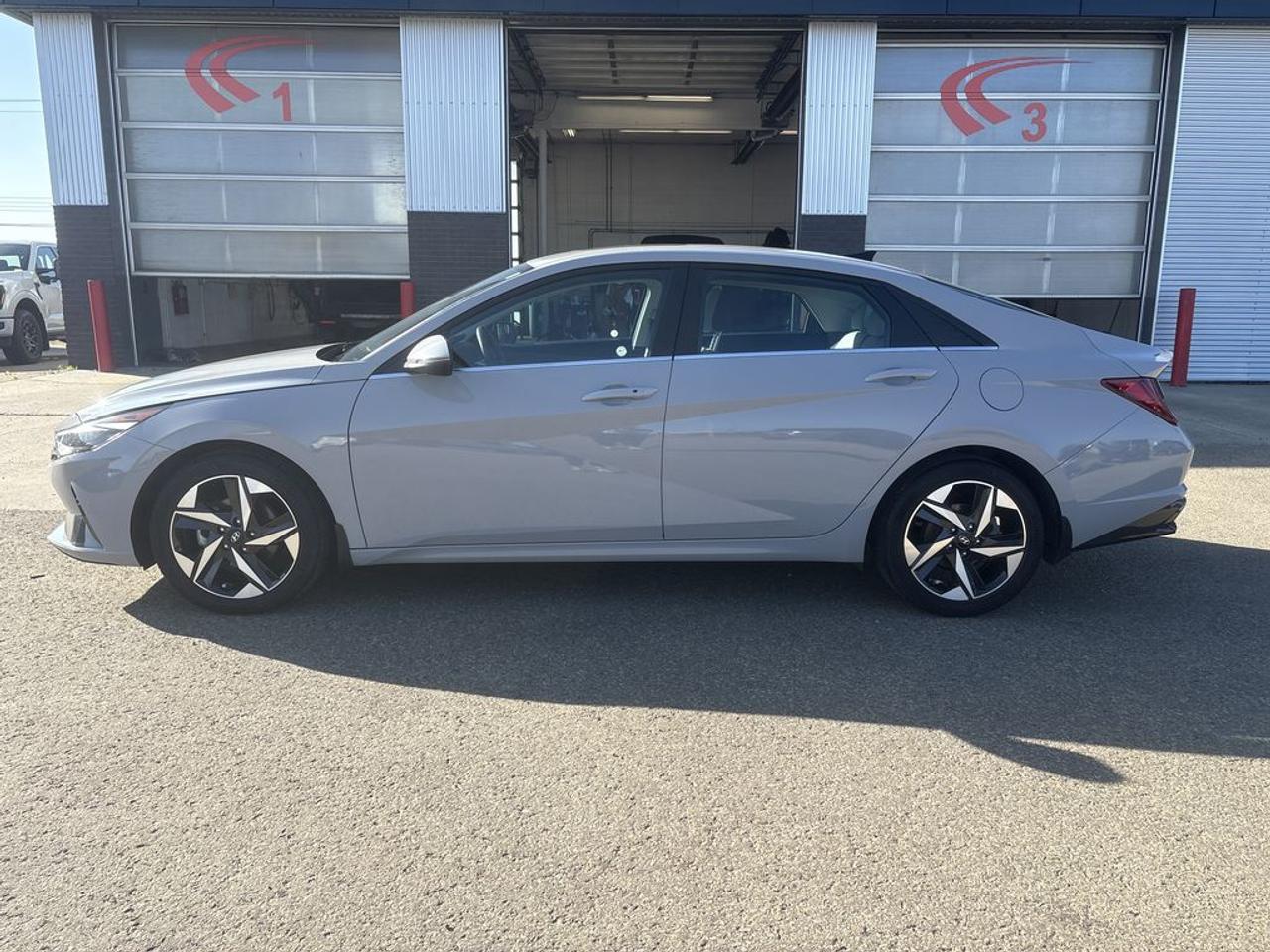 2023 Hyundai Elantra Luxury Photo3