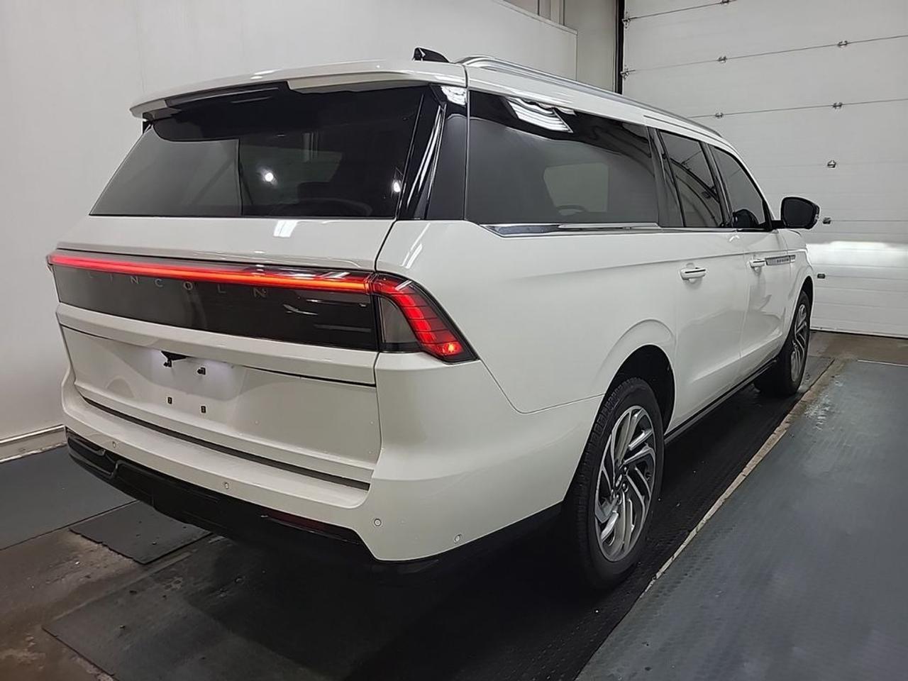 2025 Lincoln Navigator L Reserve Photo2