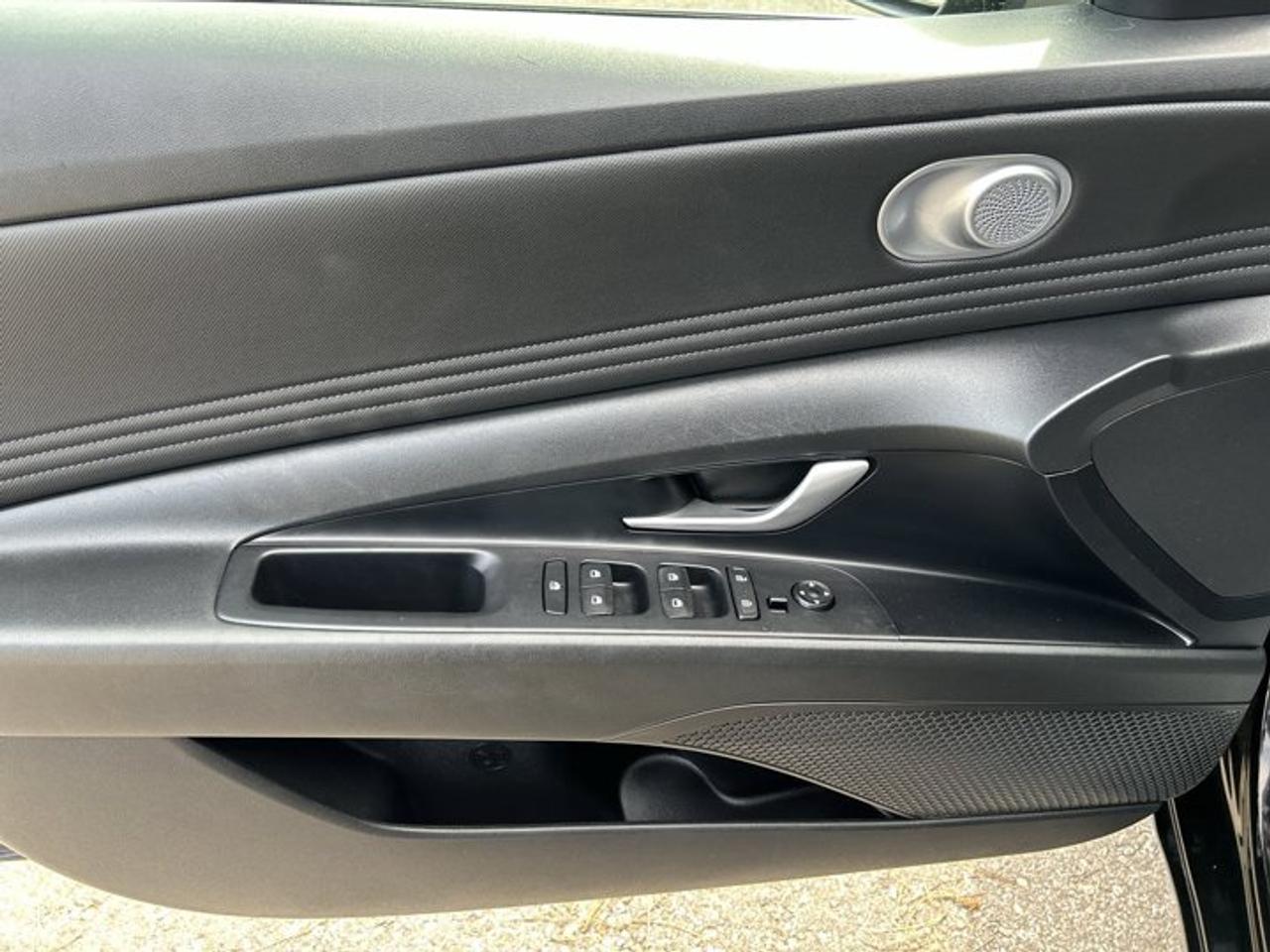 2022 Hyundai Elantra Preferred | Heated Steering Wheel Photo