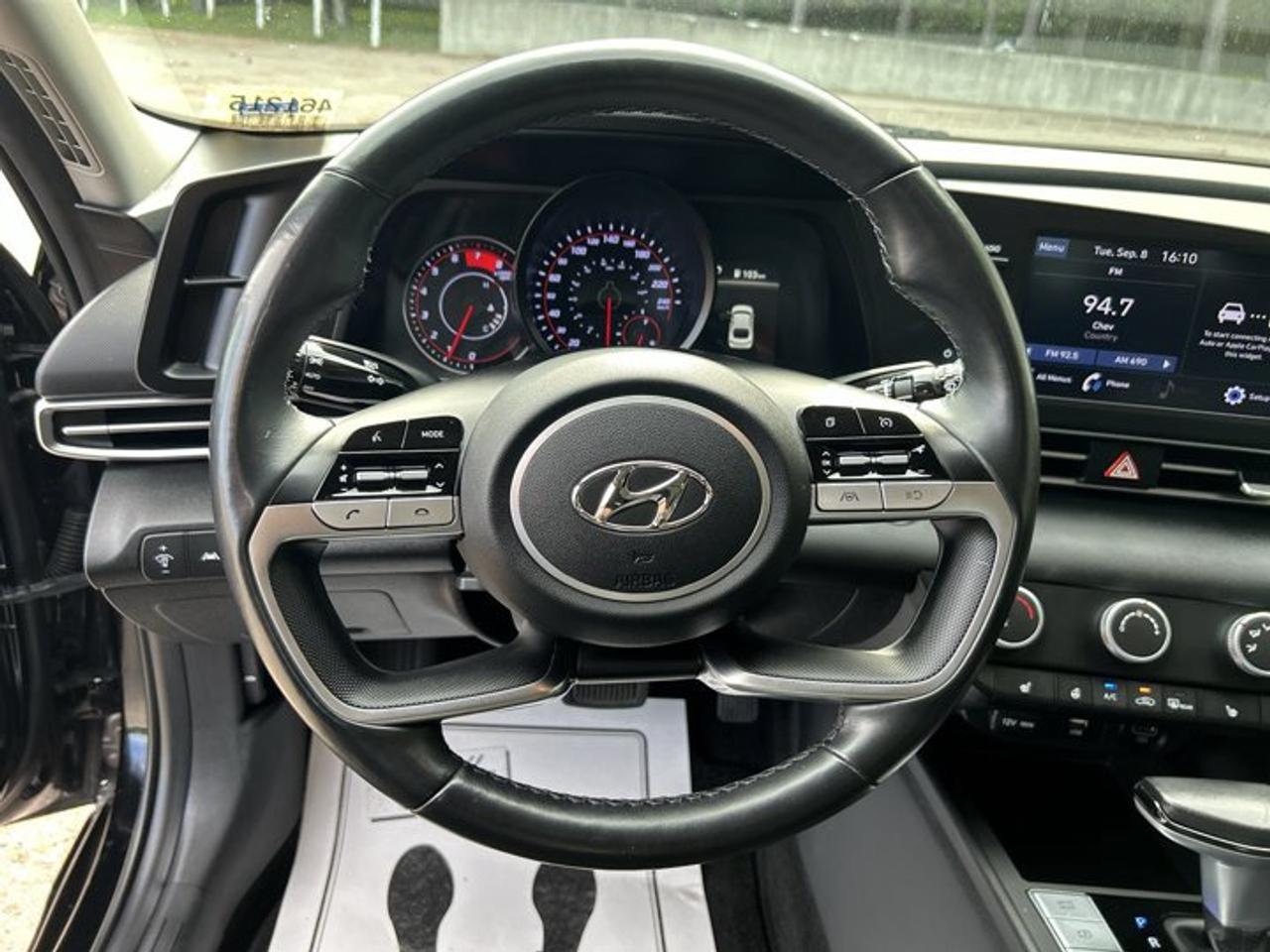 2022 Hyundai Elantra Preferred | Heated Steering Wheel Photo