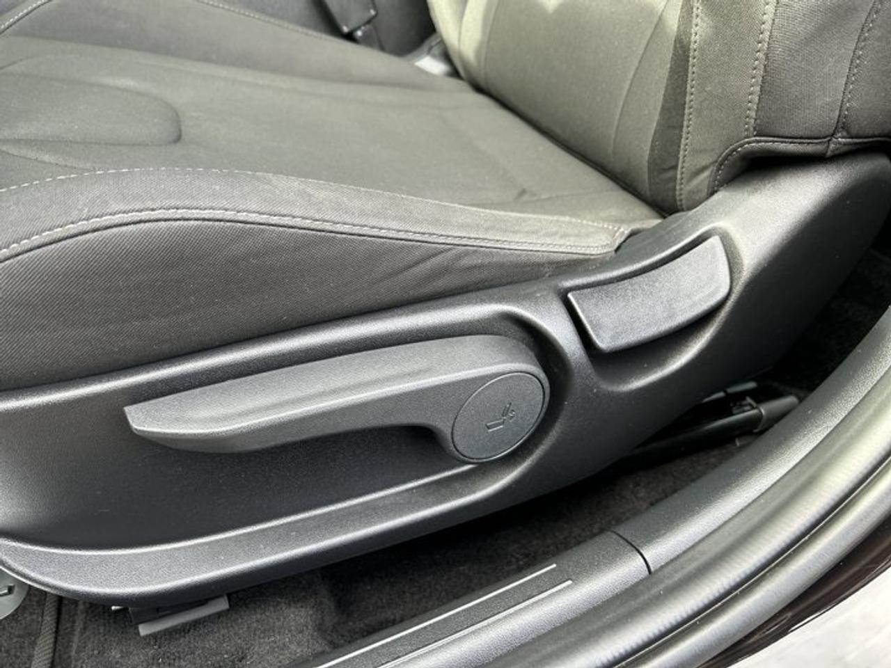 2022 Hyundai Elantra Preferred | Heated Steering Wheel Photo