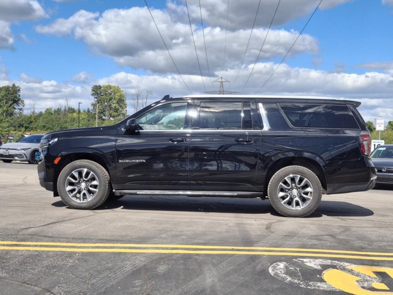 2023 Chevrolet Suburban LT 4WD | Signature Pkg | Leather | Panoramic Sunroof | Max Trailering Pkg | Luxury Pkg | and More ! Photo