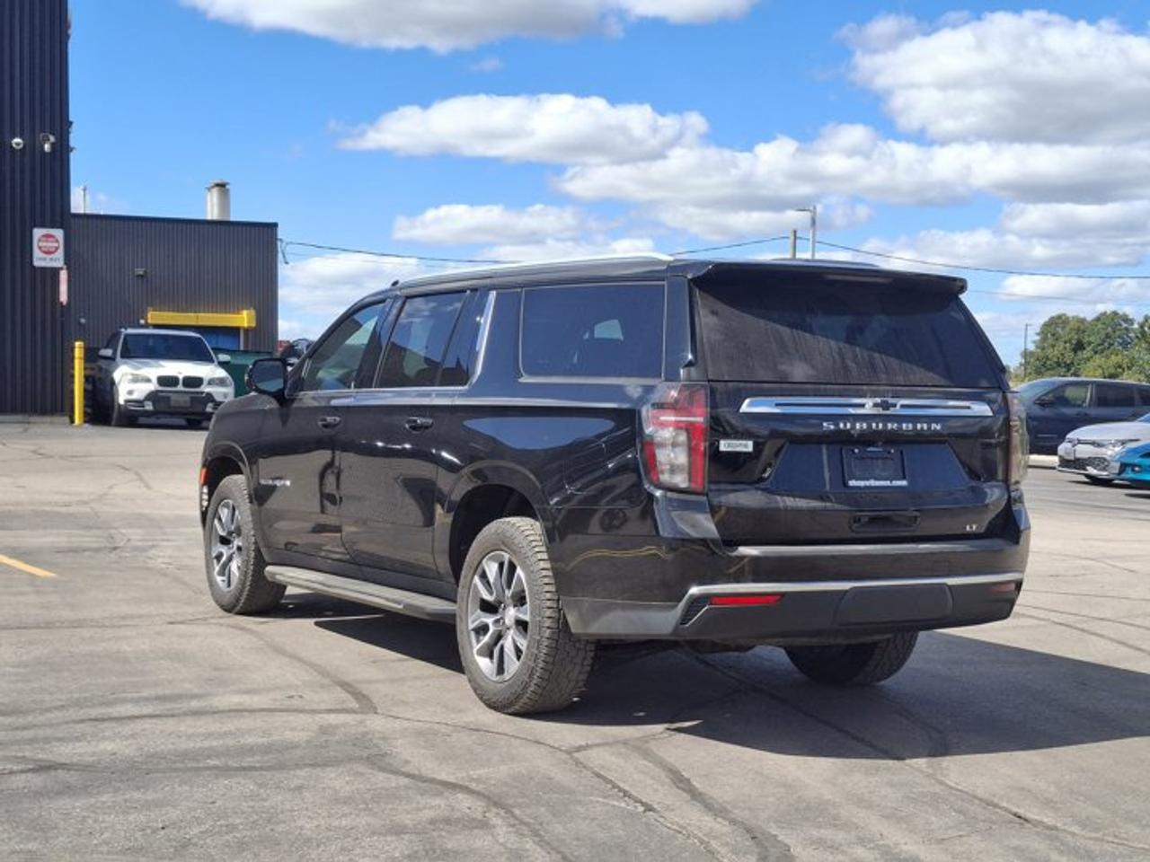 2023 Chevrolet Suburban LT 4WD | Signature Pkg | Leather | Panoramic Sunroof | Max Trailering Pkg | Luxury Pkg | and More ! Photo