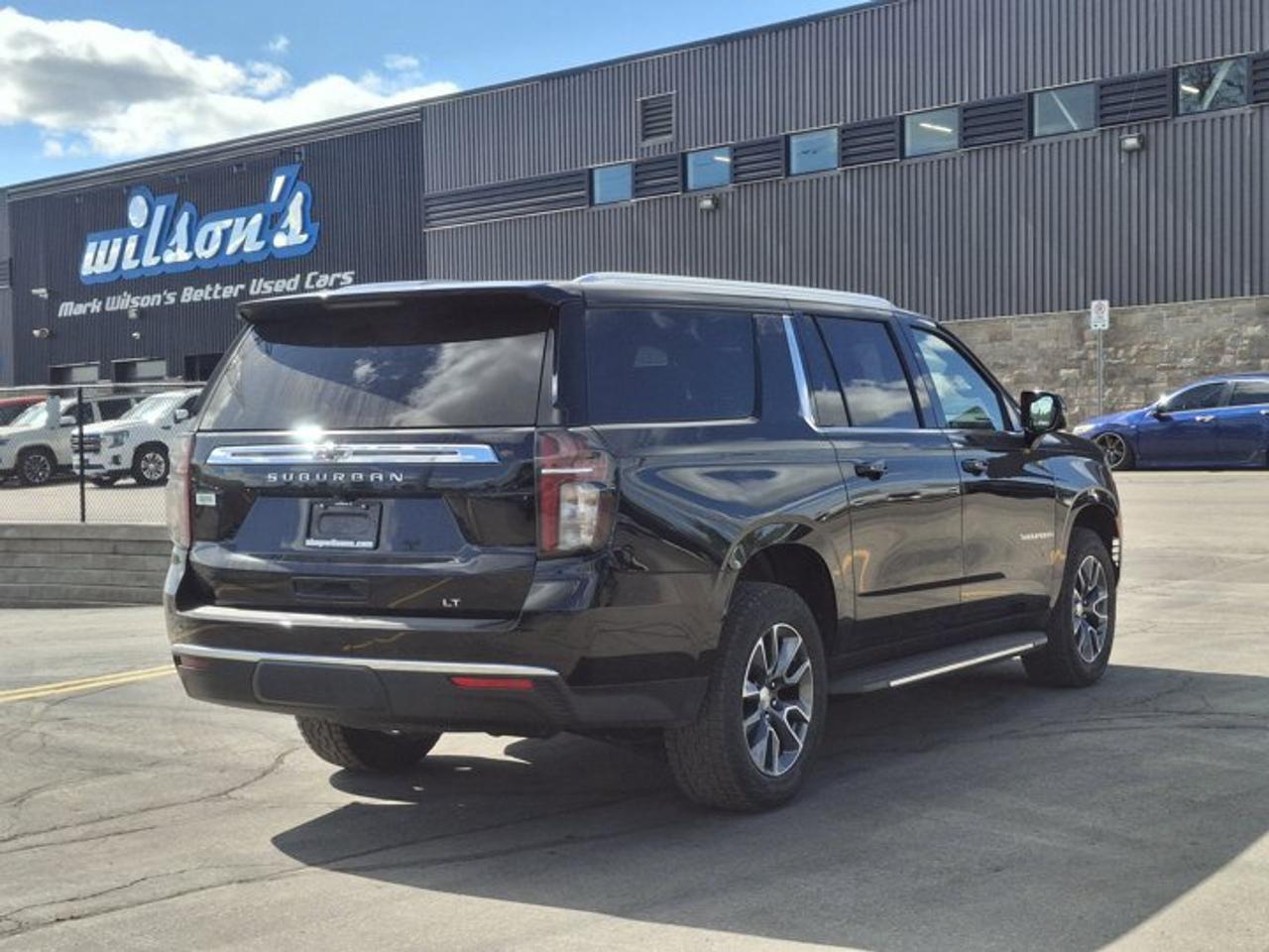 2023 Chevrolet Suburban LT 4WD | Signature Pkg | Leather | Panoramic Sunroof | Max Trailering Pkg | Luxury Pkg | and More ! Photo