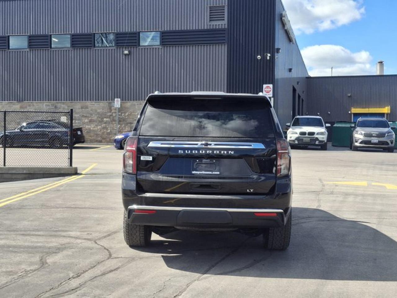 2023 Chevrolet Suburban LT 4WD | Signature Pkg | Leather | Panoramic Sunroof | Max Trailering Pkg | Luxury Pkg | and More ! Photo